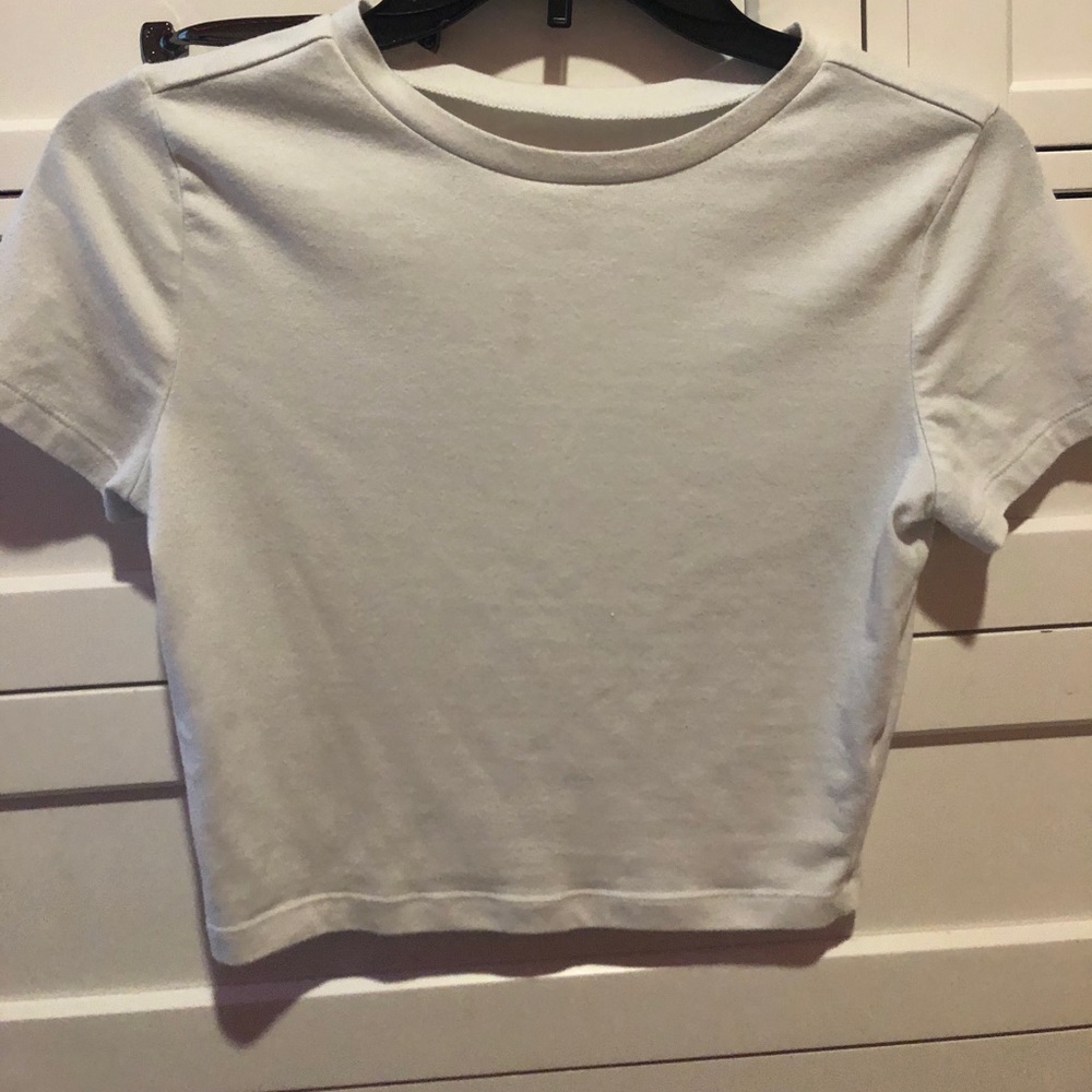 WHITE TEE STAPLE!!